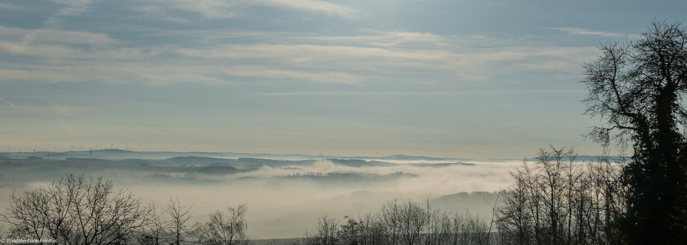 Sonne über Nebel