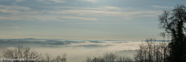 Sonne über Nebel