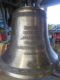 Die frischgegossene zweite Glocke für die Johanneskirche