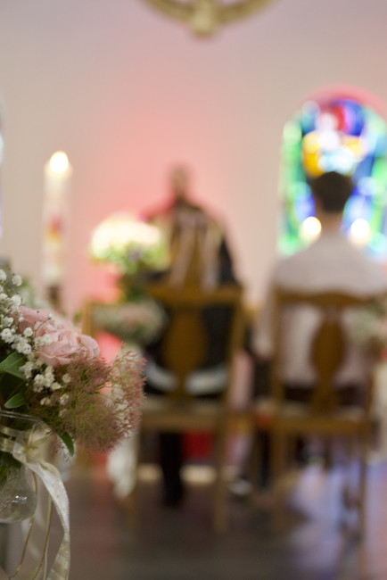 Paar bei der Trauung