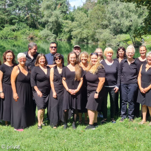 Der Gospelchor vor dem Waldsee nach dem Tauffest