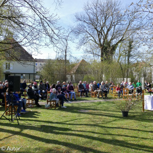 Gottesdienst im Garten des Emmausgemeindezentrums