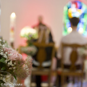 Paar bei der Trauung