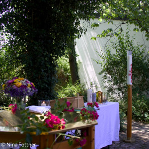 geschmückter Altar auf der Terrasse in Maisach